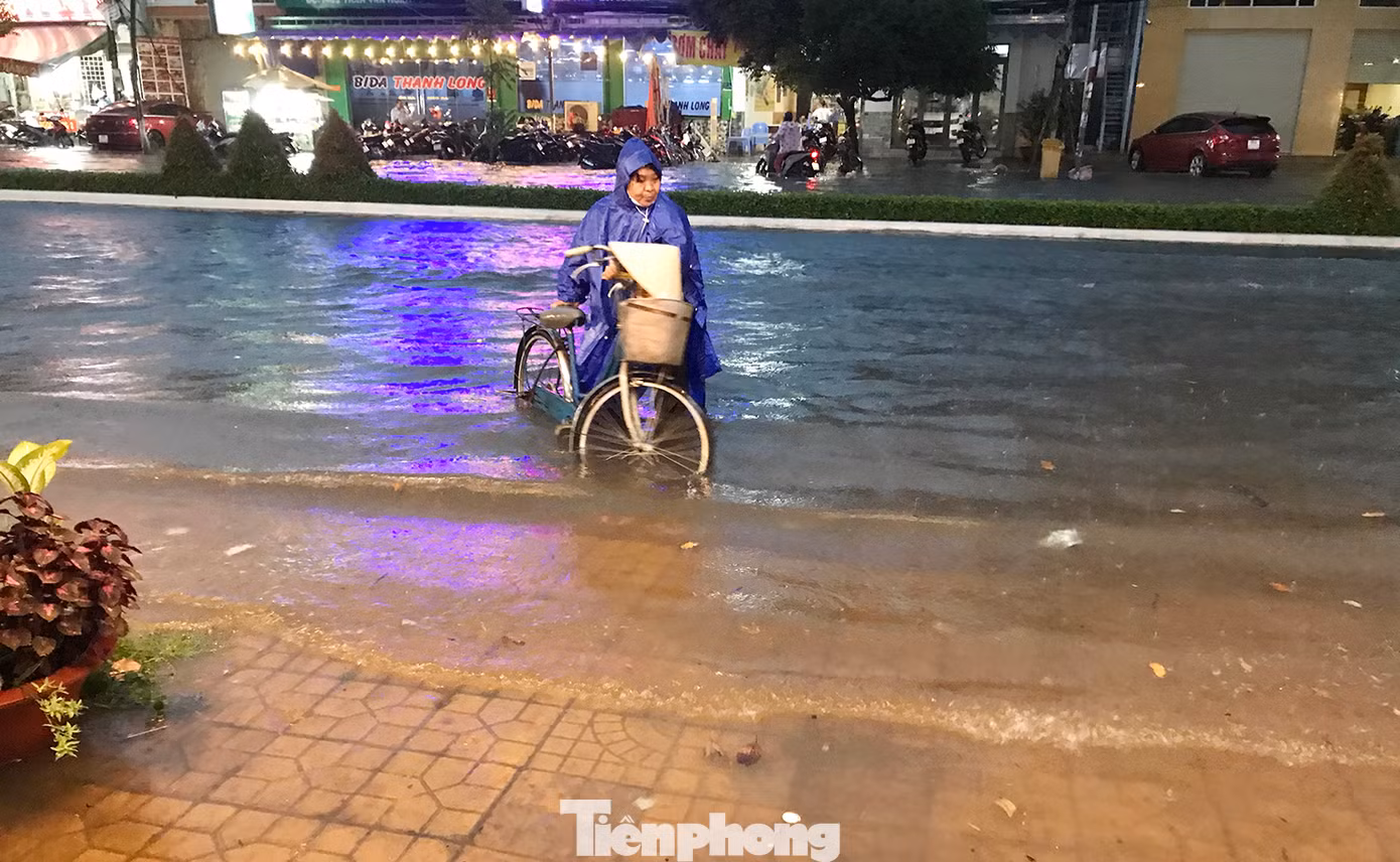 Ở khu vực đường sát với vỉa hè, nước ngập gần nửa bánh xe đạp.