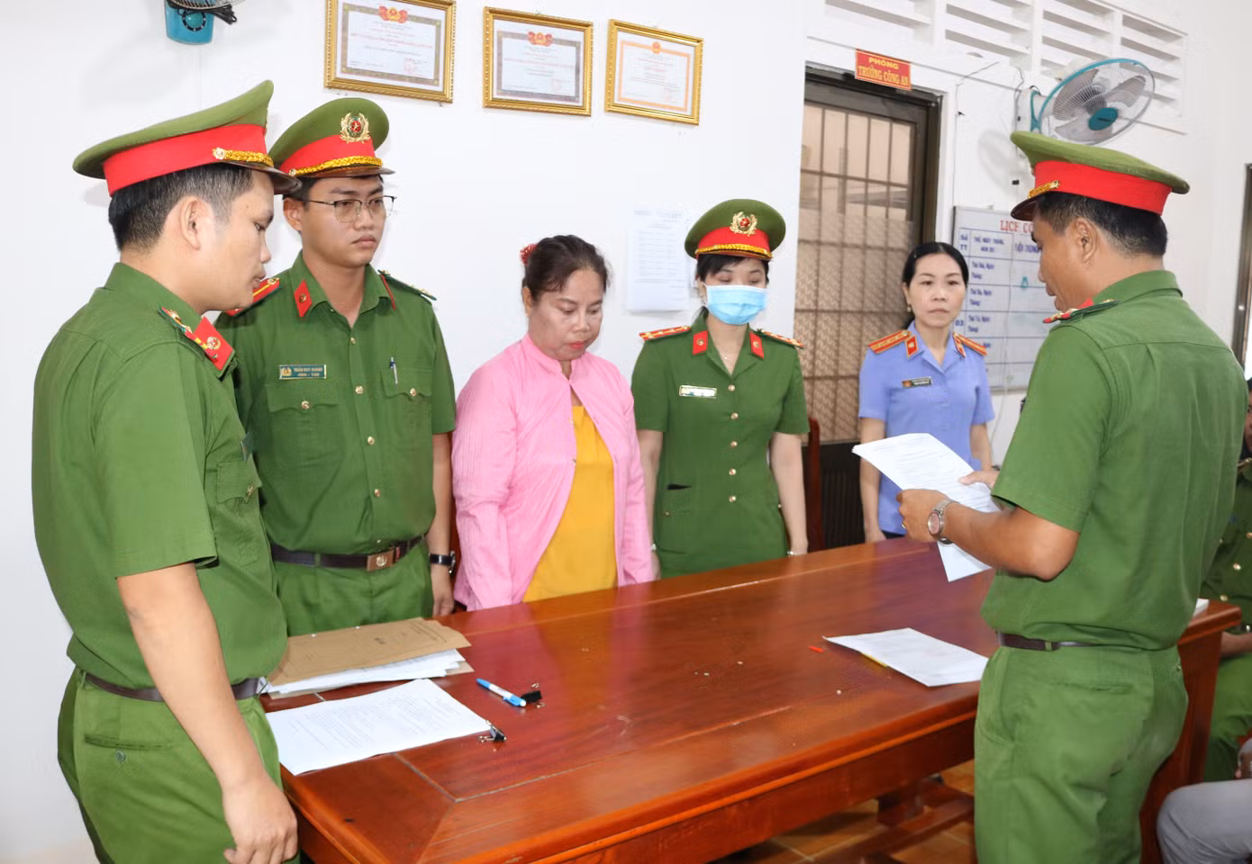 Cơ quan CSĐT Công an tỉnh Trà Vinh thi hành các quyết định tố tụng đối với Nguyễn Thị Đẹp. Ảnh: Phạm Hơn. Cơ quan CSĐT Công an tỉnh Trà Vinh thi hành các quyết định tố tụng đối với Nguyễn Thị Đẹp. Ảnh: Phạm Hơn.