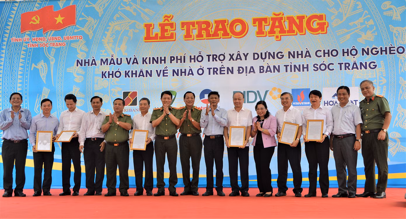 Thượng tướng Lương Tam Quang, Thứ trưởng Bộ Công an trao tặng kinh phí hỗ trợ xây dựng nhà cho hộ nghèo khó khăn về nhà ở trên địa bàn tỉnh Sóc Trăng. Ảnh: PV.
