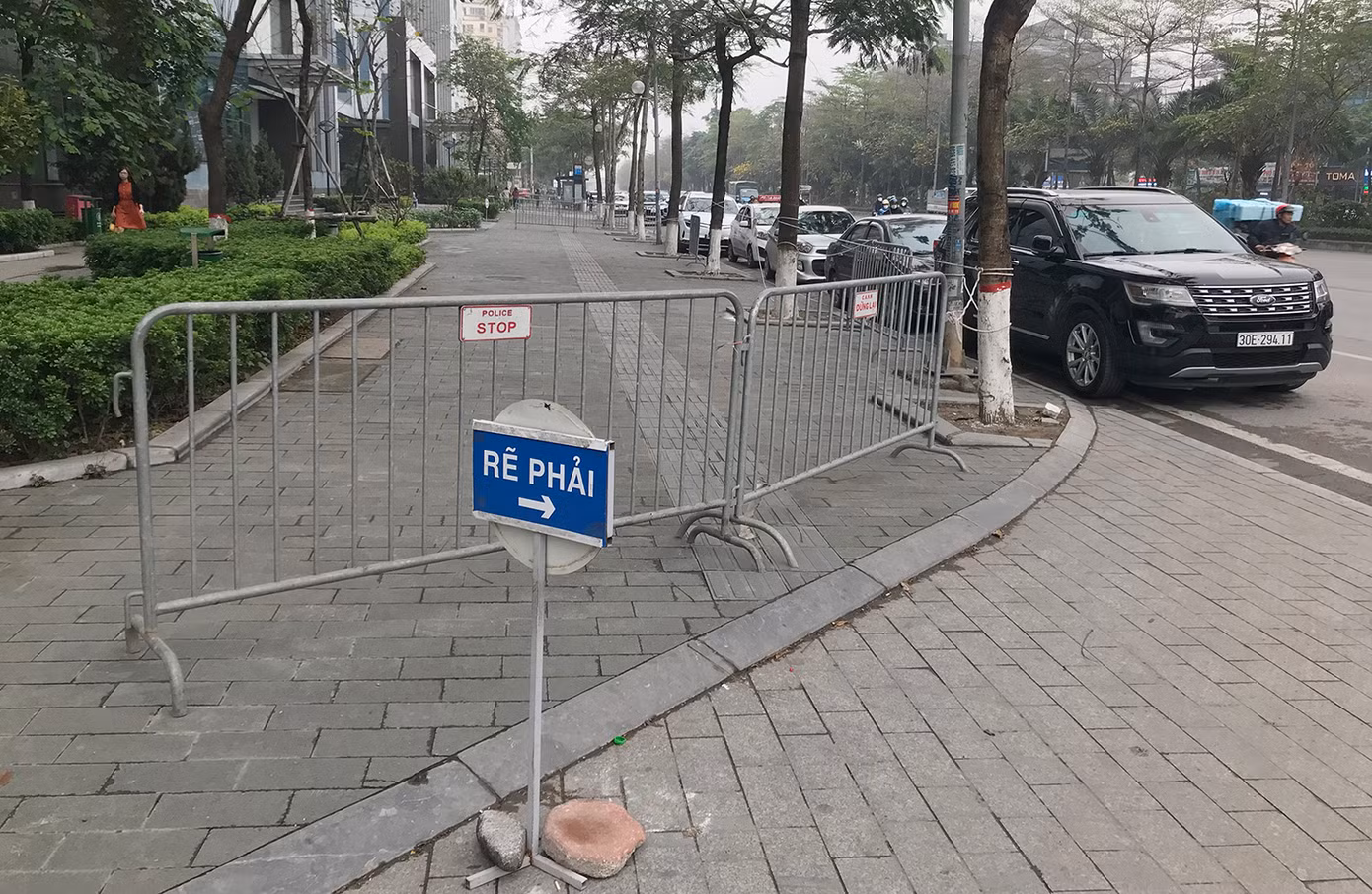 Sau khi báo Tiền Phong phản ánh tình trạng xe ô tô dừng, đỗ trên vỉa hè Khu liên cơ Võ Chí Công, mới đây, lực lượng chức năng đã dựng rào chắn để bảo vệ khu vực vỉa hè xung quanh cơ quan này.