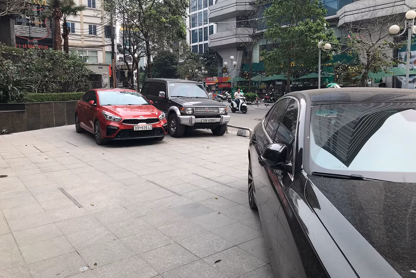 Ô tô dừng đỗ trên vỉa hè một chung cư trên đường Lê Văn Lương.