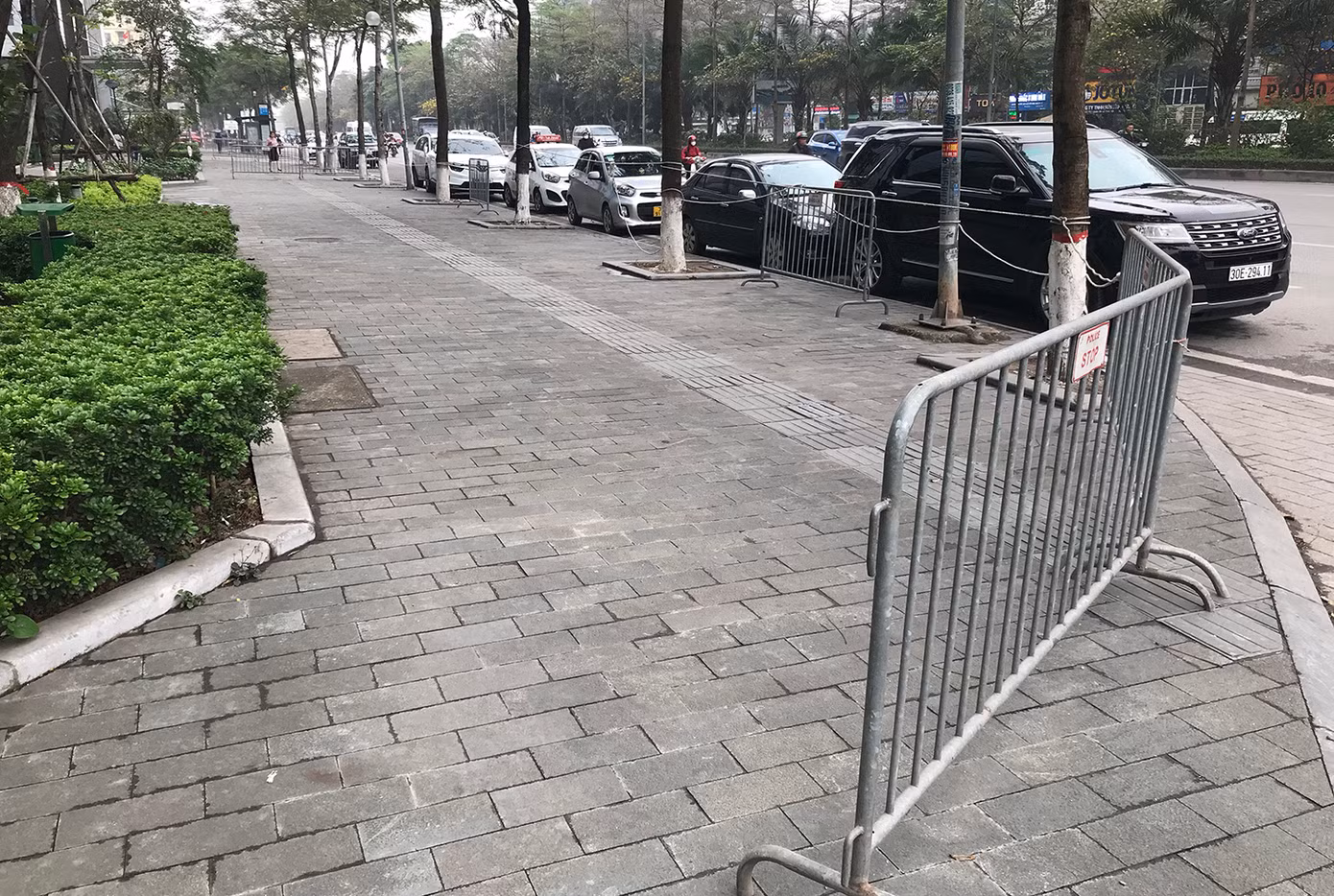 Đoạn vỉa hè rộng rãi giáp với đường Võ Chí Công của Khu liên cơ trở nên thoáng đãng, hoàn toàn không còn xe dừng, đỗ.