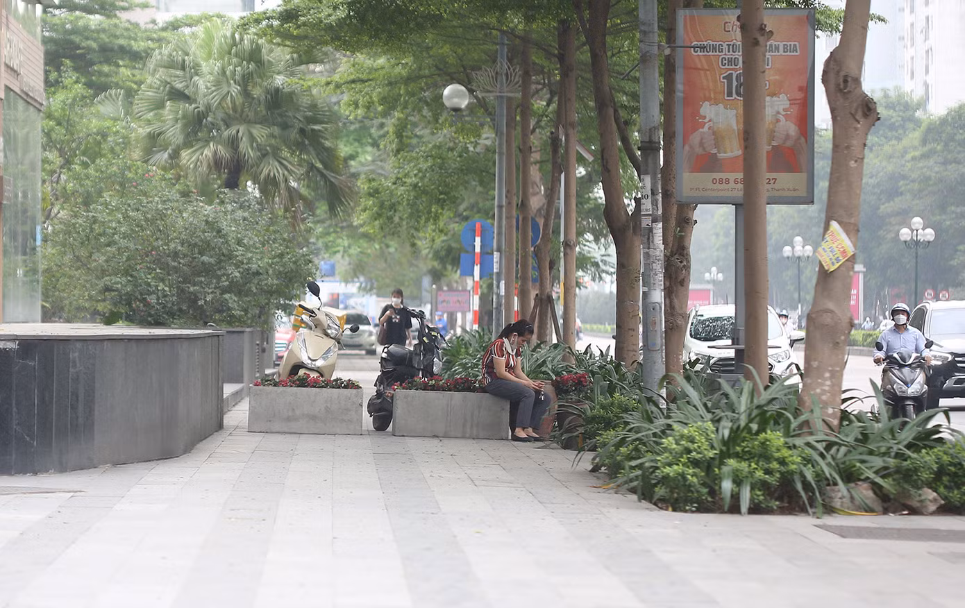 Chướng ngại vật trên vỉa hè trên đường Lê Văn Lương.
