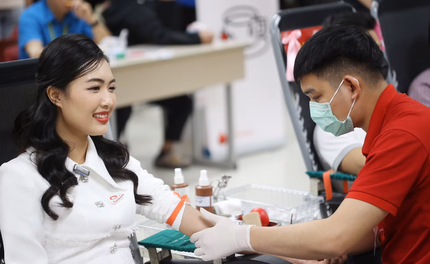 Người đẹp Truyền thông cuộc thi Hoa hậu Việt Nam 2022 Nguyễn Thị Thanh Tâm hiến máu tại chương trình. Theo Tâm, đây là lần đầu tiên cô hiến máu, tuy có hơi sợ, nhưng thấy hạnh phúc vì hành động có ý nghĩa thiết thực. Ảnh: Trường Phong