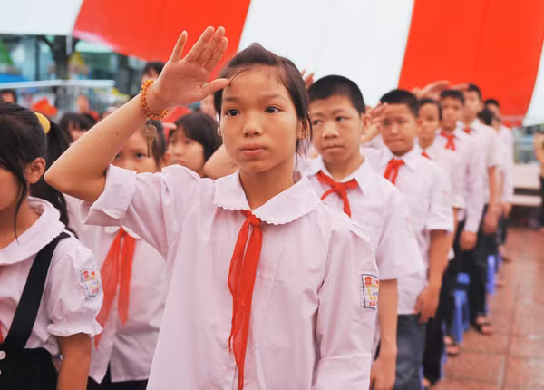 Như bao Lễ Khai giảng khác, các em trường Xã Đàn náo nức tham dự với cờ và hoa