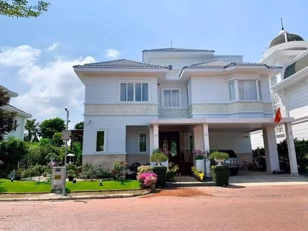 Căn biệt thự mới của gia đình Di Băng Căn biệt thự mới của gia đình Di Băng