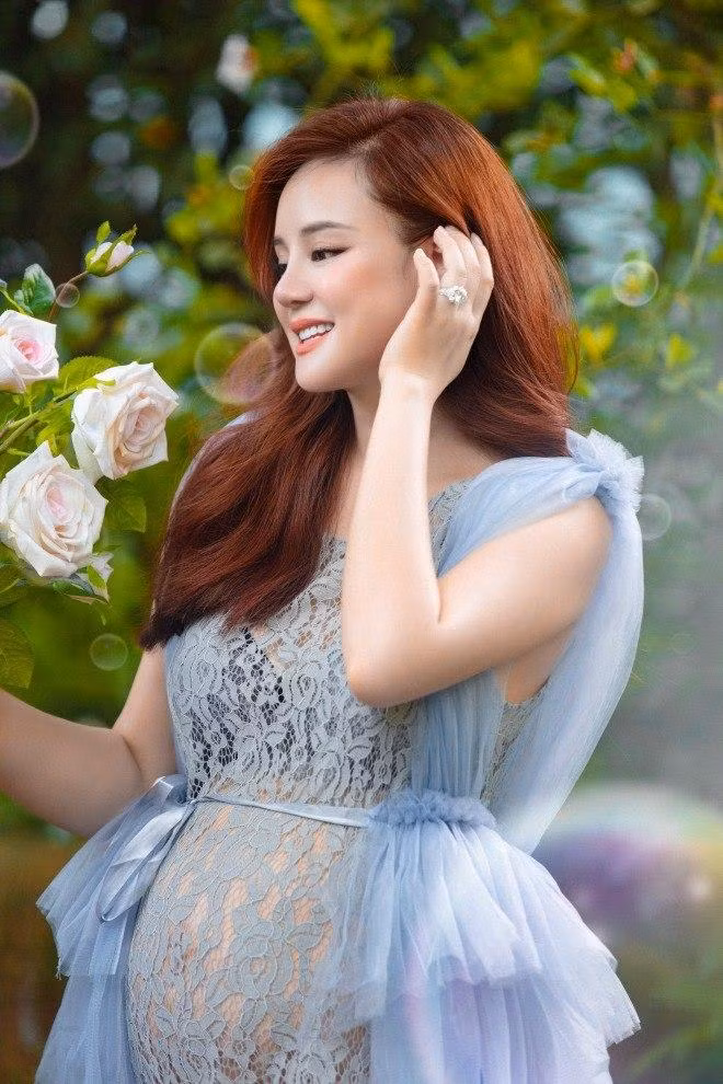 Vy Oanh sắp sinh con nhưng lịa vướng ồn ào