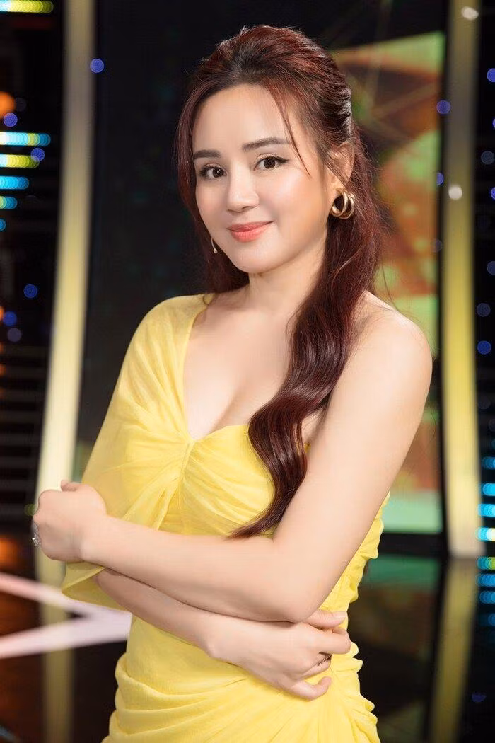Vy Oanh sắp sinh con thứ ba.