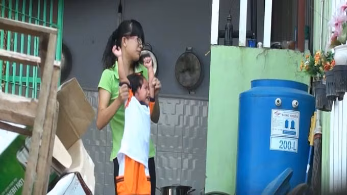 Mặc cho đứa bé khóc lóc thảm thiết, bảo mẫu này vẫn bế lên và nhúng vào bồn nước. Mặc cho đứa bé khóc lóc thảm thiết, bảo mẫu này vẫn bế lên và nhúng vào bồn nước