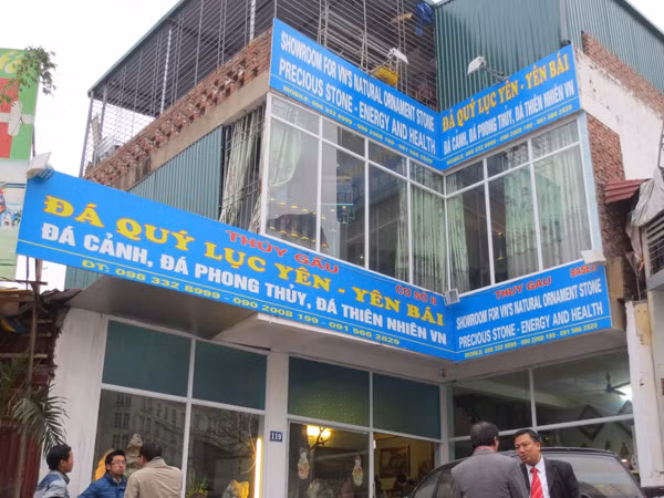 Bề ngoài của cửa hàng đá quý Thúy Gấu