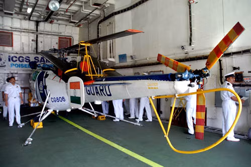 Tàu được trang bị một trực thăng Chetak
