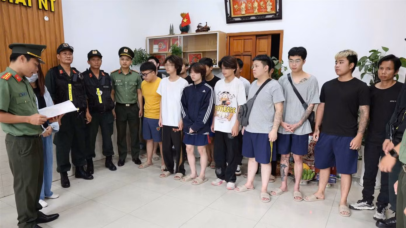 13 người nhập cảnh trái phép. Ảnh: CANT. 13 người nhập cảnh trái phép. Ảnh: CANT.