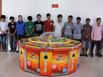 Một vụ đánh bạc bằng máy Sư tử bị công an Hà Nội triệt phá tháng 10 năm ngoái. Một vụ đánh bạc bằng máy Sư tử bị công an Hà Nội triệt phá tháng 10 năm ngoái