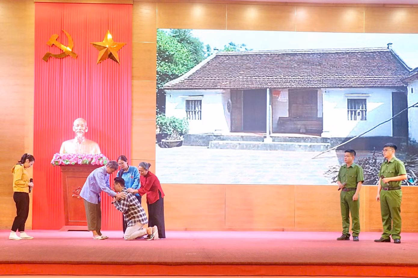 Các tiểu phẩm kịch sân khấu hóa có ý nghĩa trực quan, sinh động về tội phạm mua bán người.