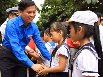Bí thư T.Ư Đoàn Nguyễn Long Hải gặp các cháu nhỏ trên đảo Trường Sa Lớn. Ảnh: Trường Phong