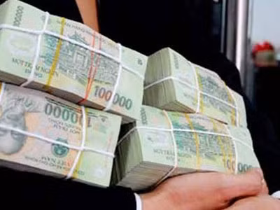 Chuyên viên tín dụng giải thích: vốn huy động lãi suất thấp chưa chảy về, doanh nghiệp vẫn phải chịu lãi suất vay rất cao