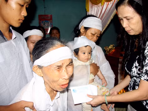 Chị Nguyễn Thị Thanh Minh – Phó Chủ tịch Hội LHPN Đà Nẵng trao tiền từ thiện cho gia đình chị Trần Thị Yên. Ảnh: Nguyễn Thành 