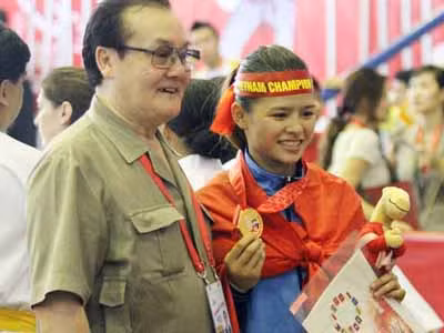 Ông Hoàng Vĩnh Giang (trái) thường dự đoán chính xác thành tích của đoàn TTVN.Ảnh: V.S.I