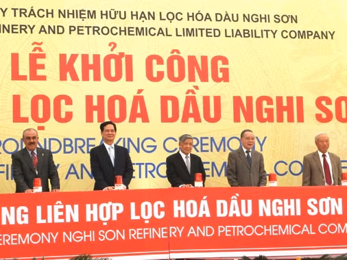 Thu hút đầu tư nước ngoài là một điểm sáng của nền kinh tế trong 10 tháng đầu năm. Trong ảnh: Lễ khởi công xây dựng Nhà máy Lọc hóa dầu Nghi Sơn có tổng vốn đầu tư 9 tỷ USD