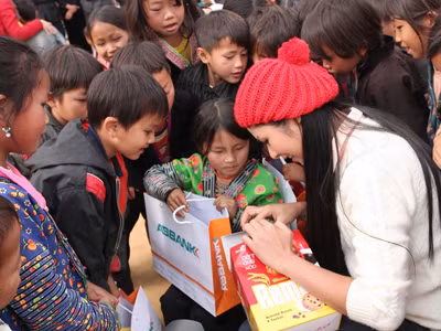 Ngọc Hân trong vòng vây các em nhỏ trong hành trình Tết An Bình 2013