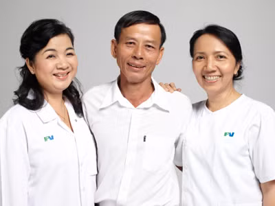 Bác sỹ Trần Thị Phương Thảo (trái), người trực tiếp điều trị cho anh Lê Hữu Tấn