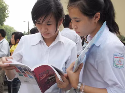 Xem lại bài thi sau giờ làm bài chiều 9 - 7. Ảnh: Trường Phong