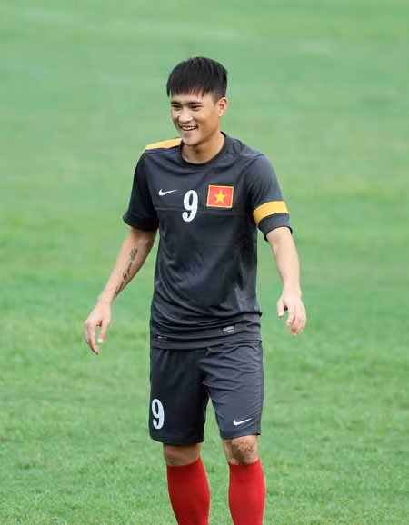 Công Vinh sau khi cáu kỉnh vì bị thay ra sớm ở trận khai mạc đã vui vẻ trở lại. Công Vinh sau khi cáu kỉnh vì bị thay ra sớm ở trận khai mạc đã vui vẻ trở lại