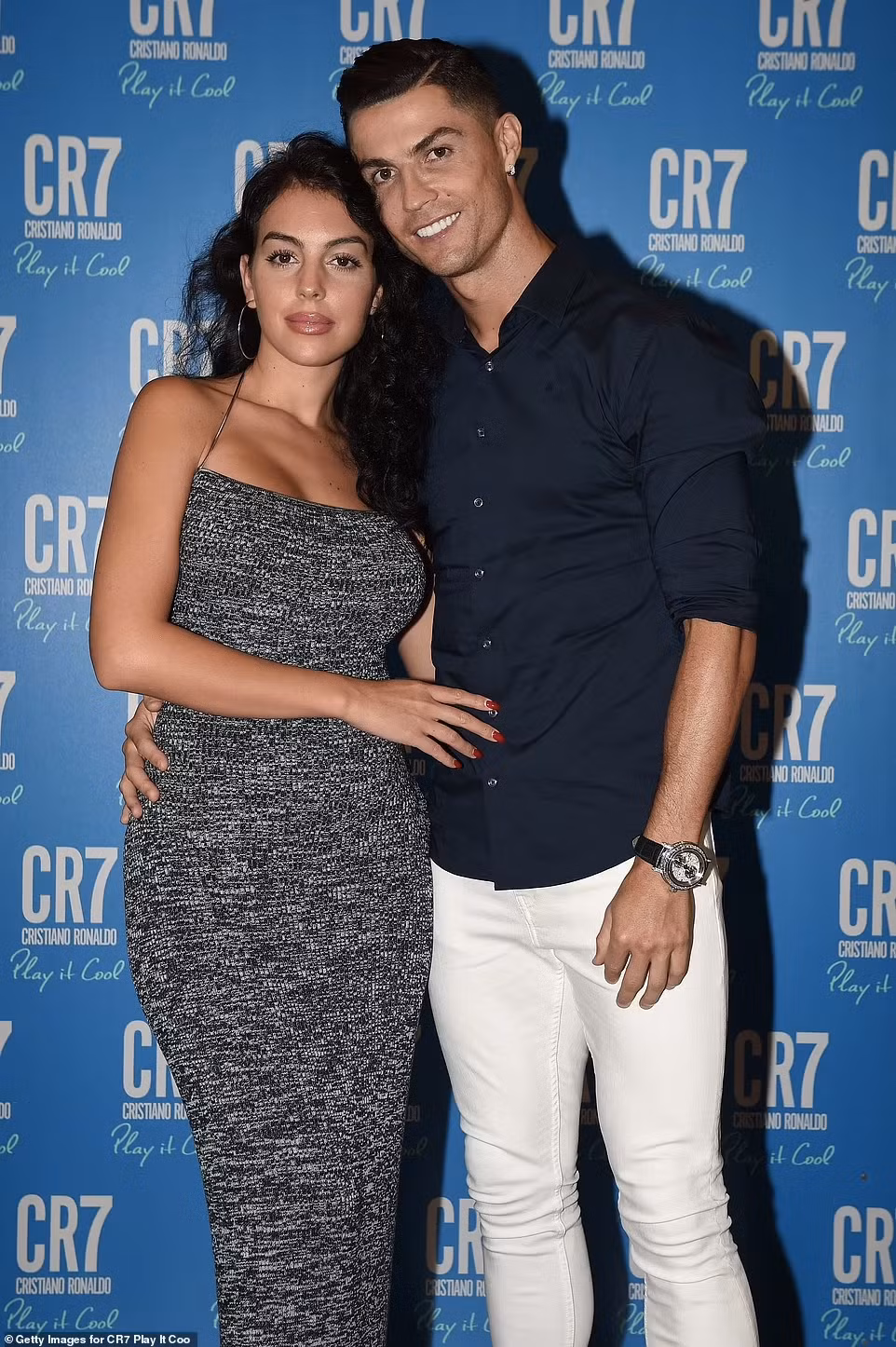 Georgina Rodriguez từ một trợ lý bán hàng vô danh, sau khi gắn bó với chàng CR7 từ năm 2016 đã bước vào thế giới của những người nổi tiếng và giàu có. Cô cũng nhanh chóng tạo được lượng fan hùng hậu trên Instagram với 39,1 triệu follow.