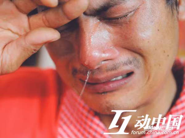 Những giọt nước mắt ân hận trên mặt người chồng đớn hèn.