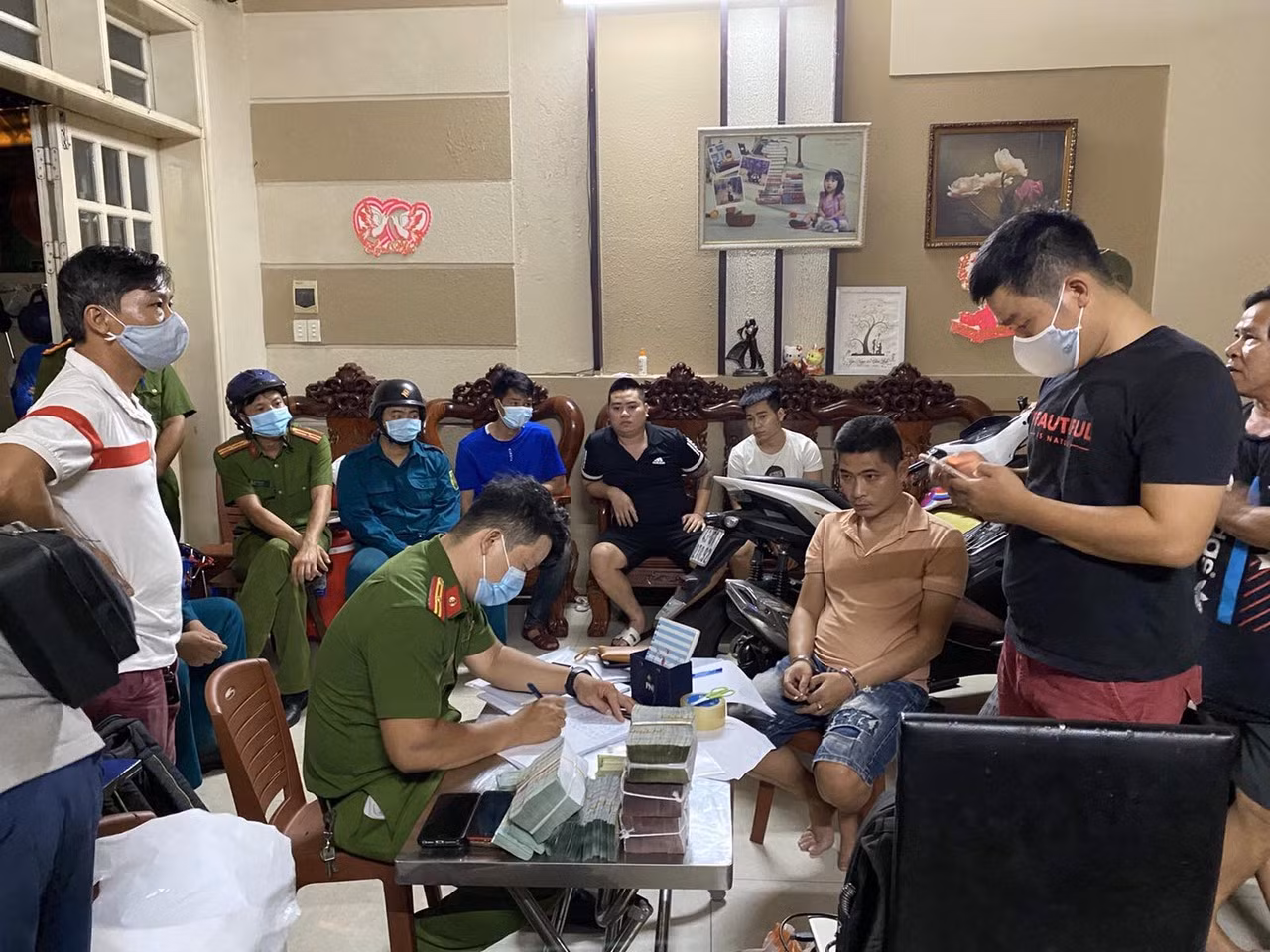 Khám xét hơn 30 địa điểm ở nhiều tỉnh thành liên quan đường dây cờ mạng qua mạng ảnh 3