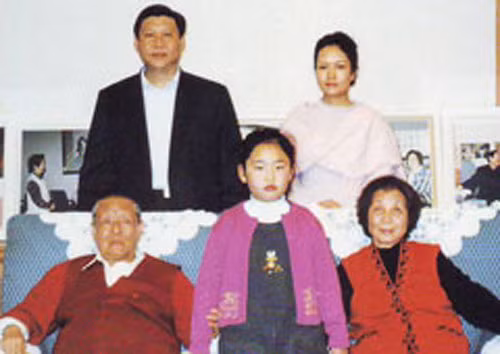 Cô bé Tập Minh Trạch bên ông bà và bố mẹ