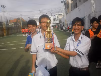 Cường (phải) còn là bí thư Đoàn năng nổ. Ảnh: Q.M