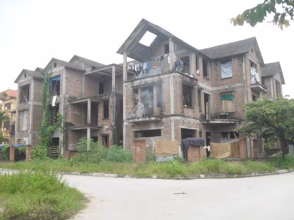 Những ngôi biệt thự đồ sộ bị bỏ hoang . Những ngôi biệt thự đồ sộ bị bỏ hoang