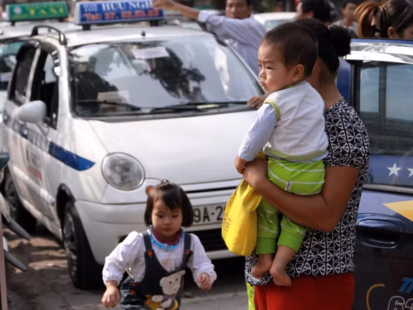 Phía ngoài cổng Bệnh viện mắt Hà Nội
