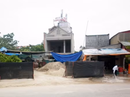 Ngôi nhà của ông Nguyễn Tiến Mạnh xây dựng trái phép trên đất của của UBND xã Xuân Đỉnh, ngay cạnh trụ sở đồn Công an 19, huyện Từ Liêm