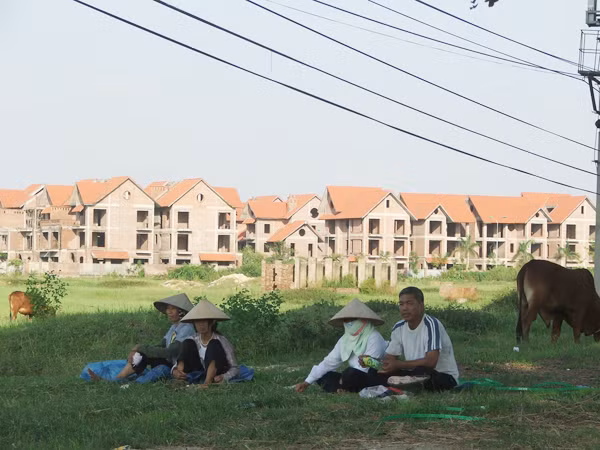 Cả trăm biệt thự đã hoàn thành tại khu đô thị Quang Minh vẫn không người ở Ảnh: Minh Tuấn