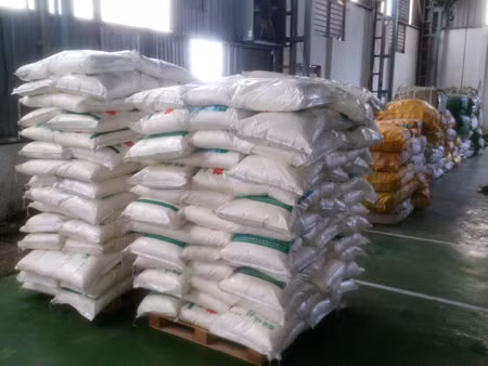 Hàng trăm bao tải mì chính và dép nhựa không rõ nguồn gốc bị cơ quan chức năng phát hiện, thu giữ. Ảnh: T.N