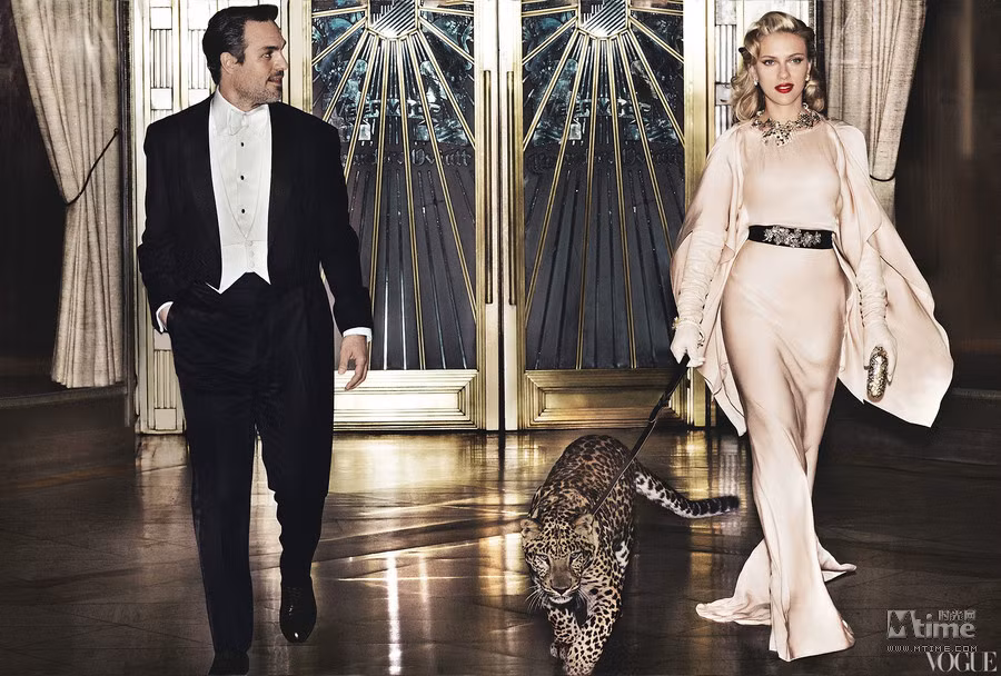 Scarlett Johansson quyến rũ bên chú báo khi xuất hiện trên trang bìa tạp chí Vouge. Robert Pattison vác cả con cá xấu. Con quạ "ranh mãnh" đang dùng mỏ rút dây áo tắm của người đẹp Petra Nemcova. Drew Barrymore và sư tử gợi nhớ hình ảnh "người đẹp và ác thú". Siêu mẫu Caroline Trentini với vẻ đẹp mạnh mẽ mà gợi cảm. "Thôn nữ" Madona đang cho gà ăn. Nicole Kidman, cô chủ kiêu kỳ và mạnh mẽ trong trang trại nuôi bò. Reese Witherspoon "lả lướt" bên chú voi to lớn. Tiểu thư xinh đẹp Renee Zellweger thẩn thơ dưới gốc bên chú thỏ đáng yêu. Siêu mẫu Aleksandra Nilsen mạnh mẽ bên hai chú sư tử. Jennifer Aniston cùng chú cún cưng của mình. Demi Moore phải bắc thang lên để âu yếm chú hươu cao cổ.
