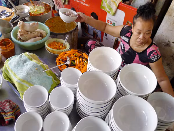 Bà Thảo, chủ quán bún “mắng”: “Có phải ai tôi cũng mắng chửi đâu” 