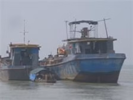 Hình ảnh 2 tàu đang ở vị trí có xác tàu chìm dưới biển.