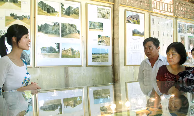 Nghe hướng dẫn viên giới thiệu