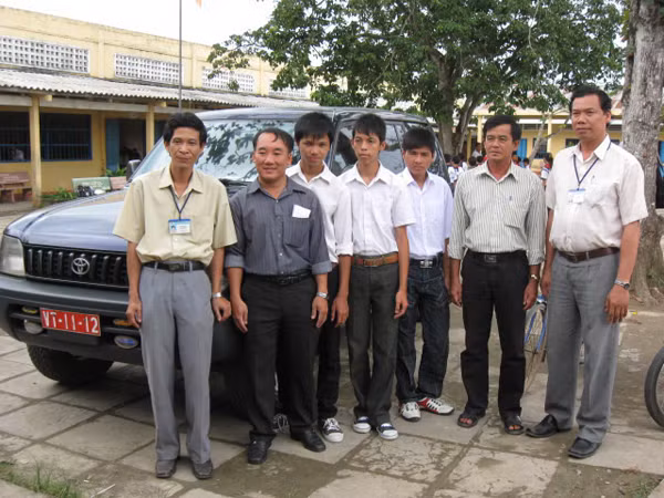 Thầy Hải (thứ 2 tính từ trái) trước lúc lên đường đi Thụy Điển cùng học trò. Ảnh: Xuân Lương. Thầy Hải (thứ 2 tính từ trái) trước lúc lên đường đi Thụy Điển cùng học trò. Ảnh: Xuân Lương