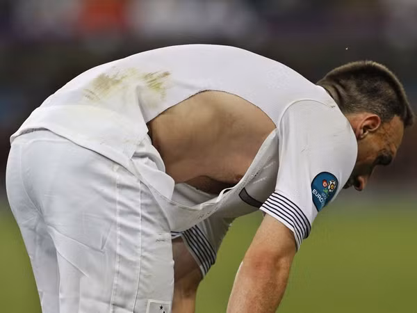 Tuyển Pháp của Ribery giống hệt chiếc áo của anh: tan nát trước chú bò tót Tây Ban Nha. Ảnh: Getty Images