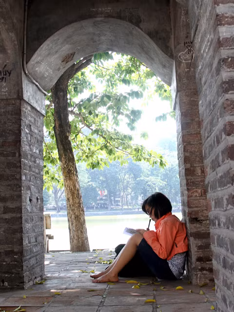 Một bạn khác chọn bóng mát ở tháp Hòa Phong để ngồi học bài