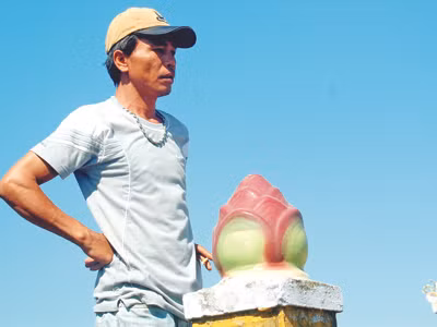 “cai” Hùng đang quan sát công việc. Cai Hùng đang quan sát công việc