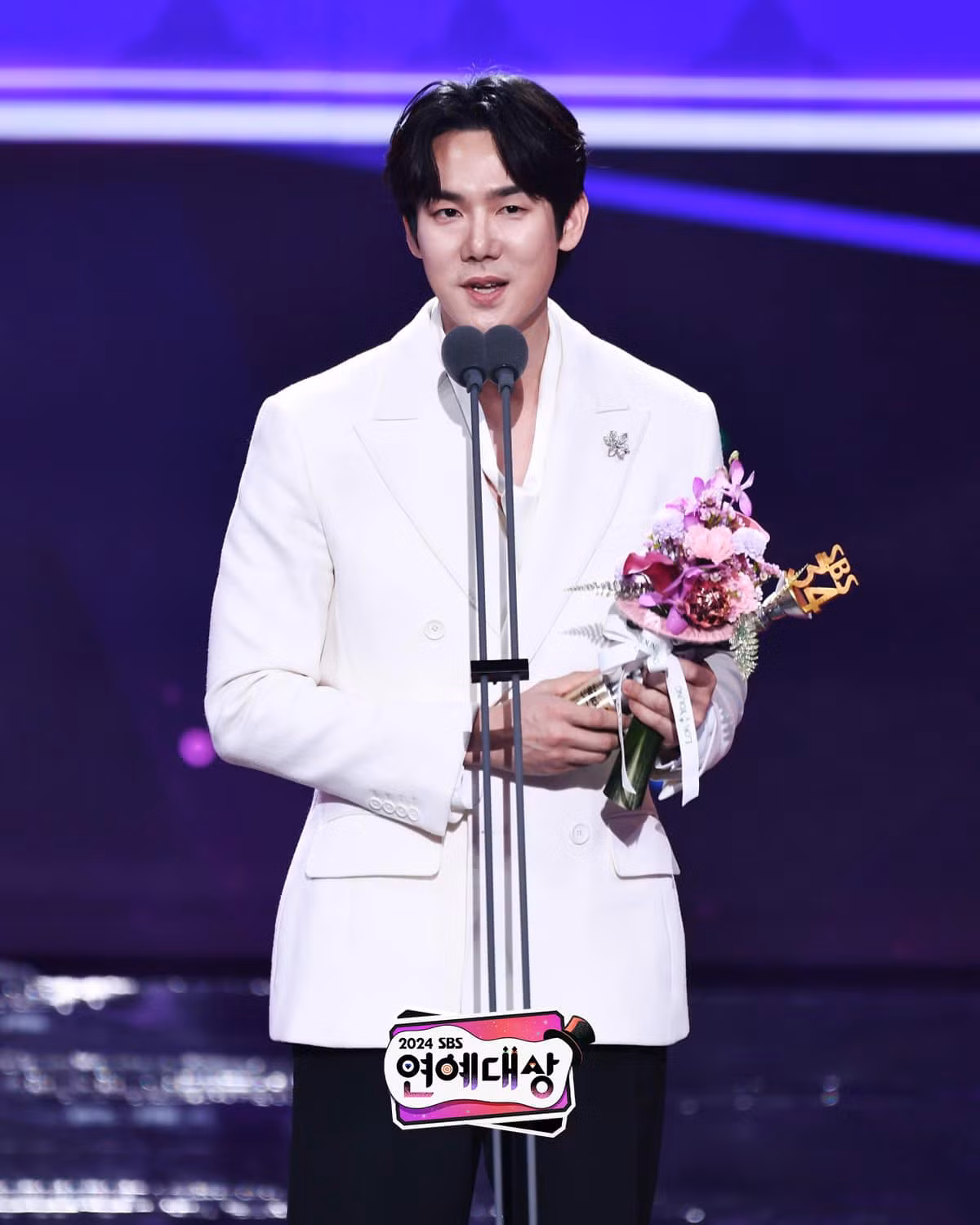 Yoo Yeon Seok đã được trao giải “Tân binh của năm” ở thể loại “Talkshow và Truyền hình thực tế” tại lễ trao giải thường niên SBS Entertainment Awards 2024 của đài SBS vừa diễn ra tối 29/1 với vai trò người dẫn chương trình (MC) cho show truyền hình thực tế Whenever Possible (cùng MC Yoo Jae Suk).