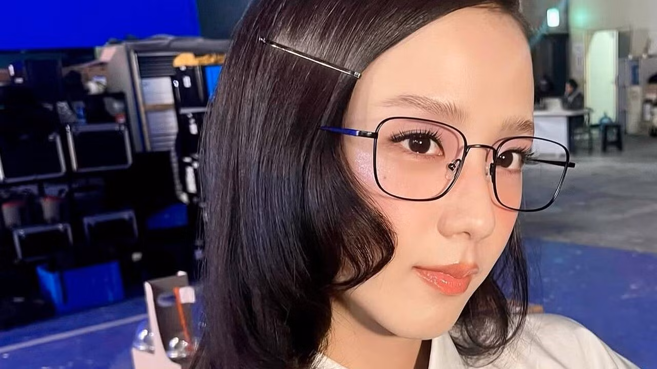 Jisoo vào vai Seo Mi Rae, một nhà sản xuất webtoon khao khát một cơ hội thứ hai cho tình yêu trong thế giới ảo. Đã quen với cuộc sống không có tình yêu, cô bất ngờ nhận được một thiết bị “Monthly Boyfriend”, cho phép cô bước vào thế giới ảo. Ở đó, cô trải qua một 'cơn sốt dopamine' phấn khích khi cô tìm lại được tình yêu thông qua những cuộc gặp gỡ với những người đàn ông hoàn hảo đến không tưởng. Thông qua nhân vật Seo Mi Rae, chị cả BLACKPINK Jisoo, người đã thể hiện sự linh hoạt của mình trong nhiều dự án khác nhau sẽ mang đến một câu chuyện dự báo vô cùng 'cuốn hút' đối với khán giả hiện đại.