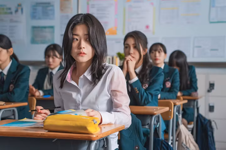 Jung Soo Bin vào vai Woo Seul Gi, một học sinh chuyển trường bị vướng vào tham vọng thầm kín của các bạn cùng lớp và bí mật đằng sau cái chết bí ẩn của cha cô, một cựu giám khảo kỳ thi tuyển sinh đại học.