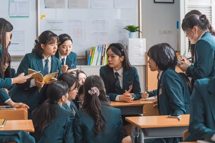 Hyeri, người đóng vai một nữ sinh trung học thông minh và tự tin trong cả Schoolgirl Detectives và Reply 1988, nhớ lại: "Thành thật mà nói, đã gần 10 năm, kể từ lần cuối tôi đóng vai học sinh trung học. Khi đọc kịch bản, tôi nghĩ: 'Đã từng có bộ phim nào như thế này ở đất nước mình chưa?'. Tôi không thường dùng những biểu cảm như vậy, nhưng tôi thực sự không thể tìm ra cách nào khác để diễn đạt. Nhân vật Jae Yi của tôi cực kỳ láo xược, thật thú vị khi thấy ham muốn được thể hiện một cách 'trắng trợn' như vậy. Và loại ham muốn thô sơ, không được lọc đó hiếm khi được miêu tả ở Hàn Quốc, điều đó khiến nó trở nên hấp dẫn hơn. Bạn biết đấy, trong tất cả các vai diễn mà tôi đã đảm nhận cho đến nay, các nhân vật của tôi luôn có một khía cạnh ấm áp. Nhưng ngược lại, nhân vật Yoo Jae Yi lại toàn là những góc cạnh sắc sảo. Vì vậy, tôi đã dành nhiều thời gian để suy nghĩ về những phần nào trong bản thân mình mà tôi cần khai thác để làm nổi bật những góc cạnh sắc sảo đó".