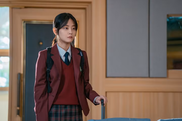 Jung Soo Bin, người đã vào vai học sinh trung học trong nhiều tác phẩm khác nhau, bao gồm cả bộ phim truyền hình đầu tay Live On, chia sẻ: "Nhân vật Seul Gi của tôi khá khác so với những nhân vật tôi đã từng đóng trước đây. Có rất nhiều cảnh hấp dẫn trong phim và khi quay những cảnh đó, gặp gỡ nhân vật Jae Yi, tôi đã trải nghiệm những điều hoàn toàn mới. Ngoài ra, việc vào vai một nhân vật học ở trường toàn nữ là một sự thay đổi lớn đối với tôi".